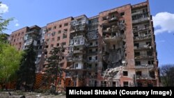 Разрушенное в результате российских обстрелов жилое здание в Покровске, апрель 2025 года