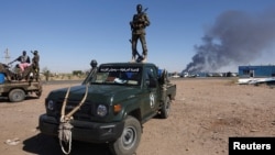 د سوډان پوځيان د تېلو د تصفيې د يو مرکز تر ازادولو وروسته خوشحالي کوي ـ انځور له ارشيفه