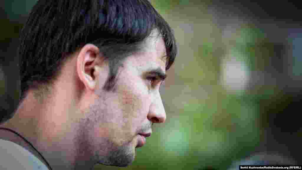 Олександр був небагатослівний під час зустрічі з журналістами. «Хочу подякувати всім, хто хотів, щоб я повернувся. Особливо Міністерство закордонних справ України, Людмилі Денісовій, Петру Порошенку, всьому МЗС, який перебуває в Москві», – сказав Костенко під час короткого брифінгу.