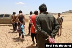 Uhapšeni muškarci u Alepu u Siriji 2016. godine za koje su pretpostavlja da su bili militanti terorističke organizacije tzv. Islamska država.