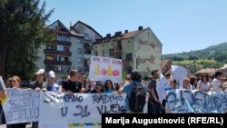 Srednjoškolci iz Jajca i drugih gradova BiH na protestu protiv segregacije u školama, Travnik, 20. jun 2017.