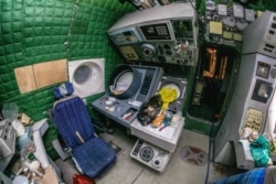 Stanica operatora radara. Sator kaže da su neka mjesta u ekranoplanu klase Lun bila prepuna „piletine i kolača“ koji su ostavili majstori koji rade na pripremi lebdjelice za svoj zadnji javni nastup.