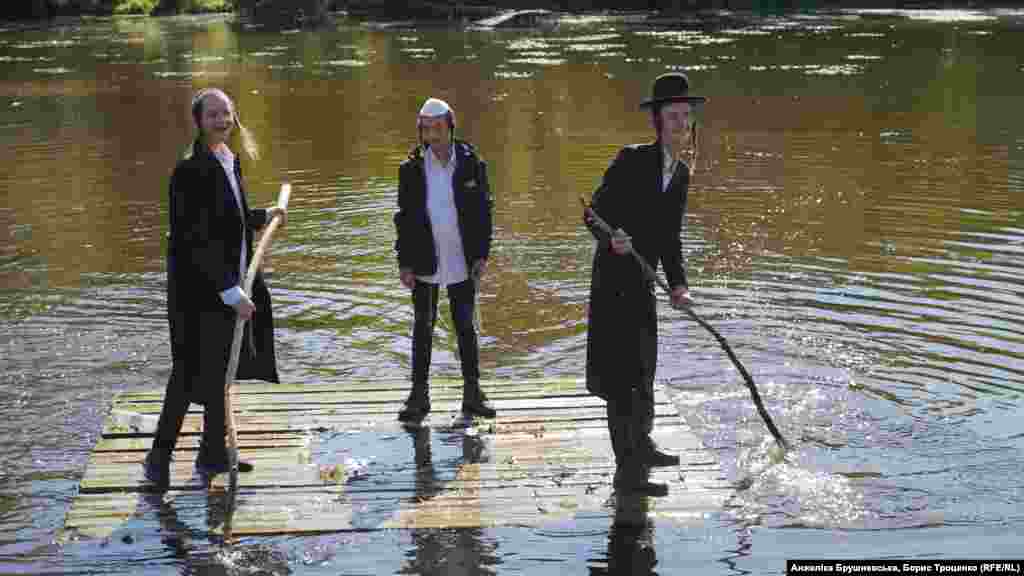 Во время празднования как могут развлекают себя и дети хасидов