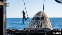 დამხმარე გუნდები მუშაობენ SpaceX Dragon-ის კოსმოსური ხომალდის ირგვლივ მას შემდეგ, რაც ის დაეშვა "ნასას" ასტრონავტებთან, ნიკ ჰეიგთან, სუნი უილიამსთან, ბუჩ უილმორსა და "როსკოსმოსის" კოსმონავტ ალექსანდრ გორბუნოვთან ერთად.