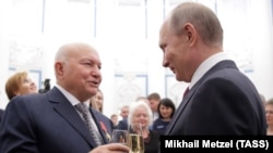 Президент В.В. Путин награждает Ю.М. Лужкова орденом "За заслуги перед Отечеством" IV степени. Кремль, 22 сентября 2016 г. Фото ТАСС