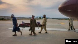 Люди переносять постраждалого від землетрусу для транспортування до лікарні, аеропорт міста Джалалабад, Афганістан, 1 вересня 2025 року