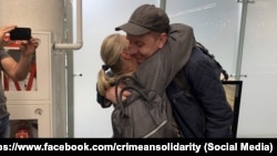 Кримський мусульманин Олександр Сізіков обіймає матір в аеропорту Сочі після звільнення з російського ув'язнення, 28 травня 2025 року