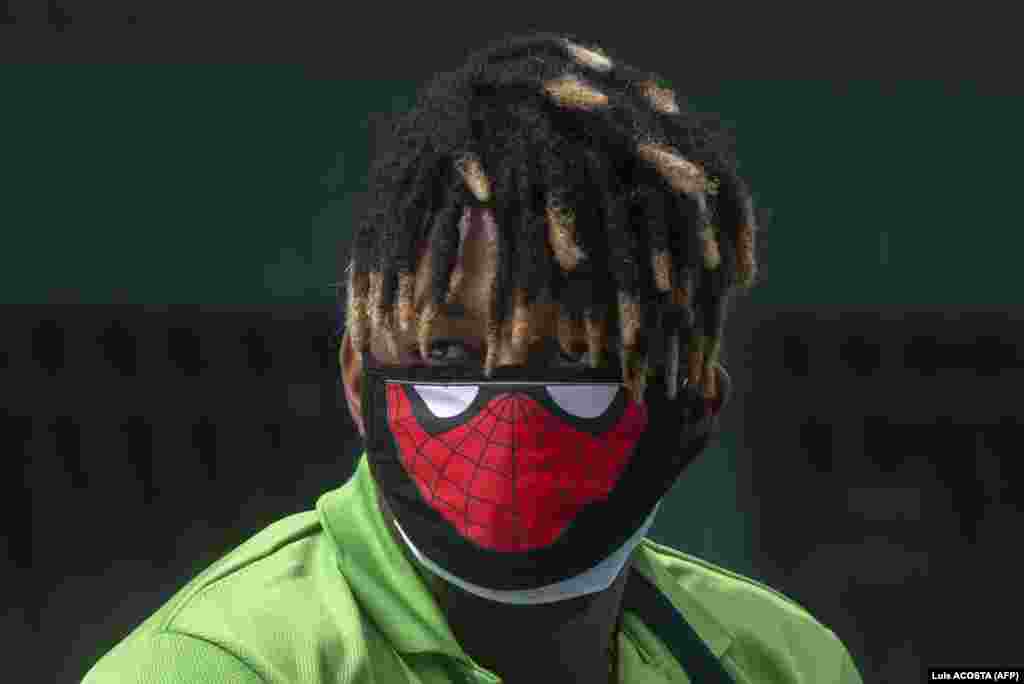 Volonter organizacije "Panamski plan solidarnosti" dostavlja hranu ugroženim porodicama u Panama Sitiju, 1. aprila. 