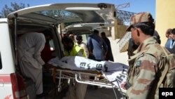 بلوچستان کې د يو وژل شوي امنيتي سرتيري مړی انتقاليږي (ارشيف)