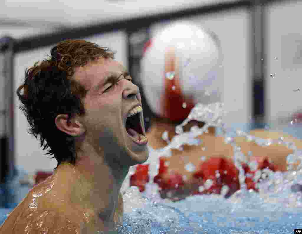 Росіянин Денис Тарасов реагує на перемогу у запливі на 50-метрів вільним стилем.