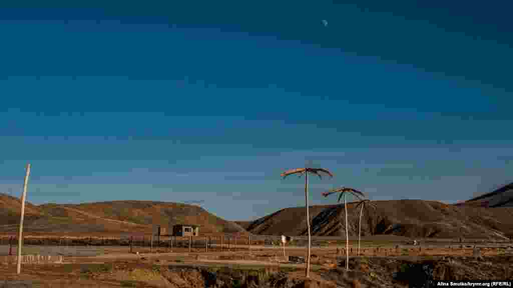 Для климата полуострова Меганом характерны сильные ветры, энергия которых используется для получения электричества. Корреспондент Крым.Реалии прогулялся по пляжу «Меганом» на одноименном мысе и запечатлел все на фото