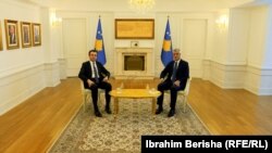 Premijer na dužnosti Aljbin Kurti i predsednik Kosova Hašim Tači, prilikom susreta u Prištini, 30. marta 2020.
