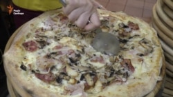 Як бійці АТО займаються благодійністю у «особливій» піцерії (відео) Як бійці АТО займаються благодійністю у «особливій» піцерії (відео)