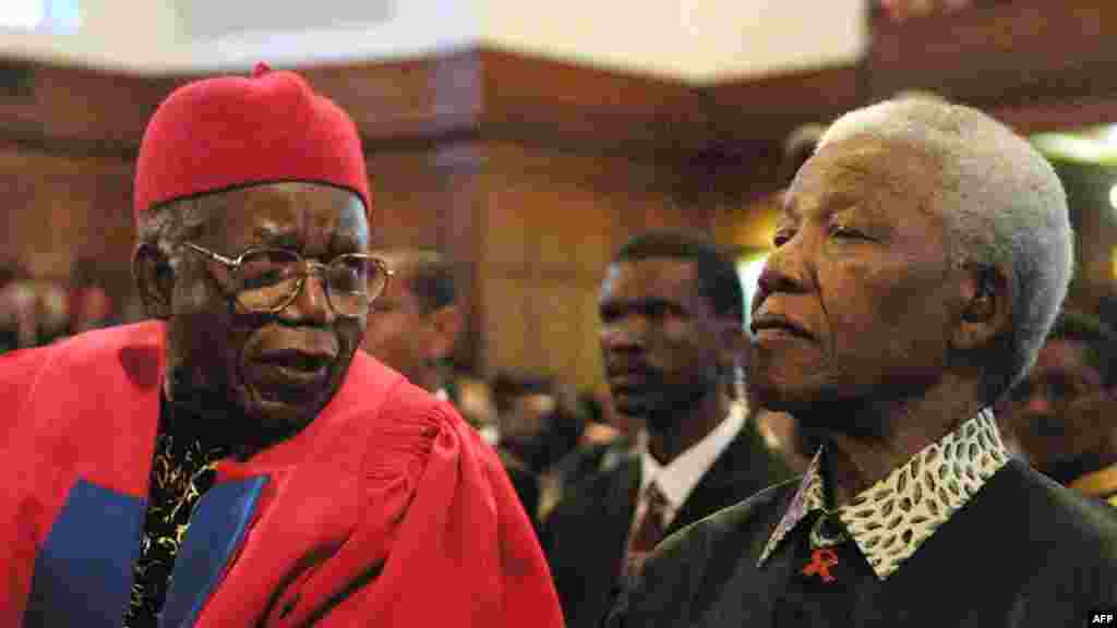 Priznati nigerijski autor Chinua Achebe i bivši južnoafrički predsjednik Nelson Mandela, 12. septembar 2002.