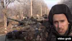 Британский блогер Грэм Филлипс на фоне российских танков Т-72Б3