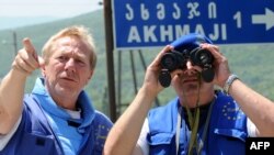 Грузія - Спостерігачі ЄС спостерігають за кордоном між Грузією і Південною Осетією, 29 липня 2009 року.