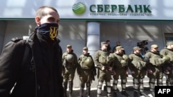 Активіст «Національного корпусу» біля відділення «Сбербанку» у Києві, 10 квітня 2017 року 