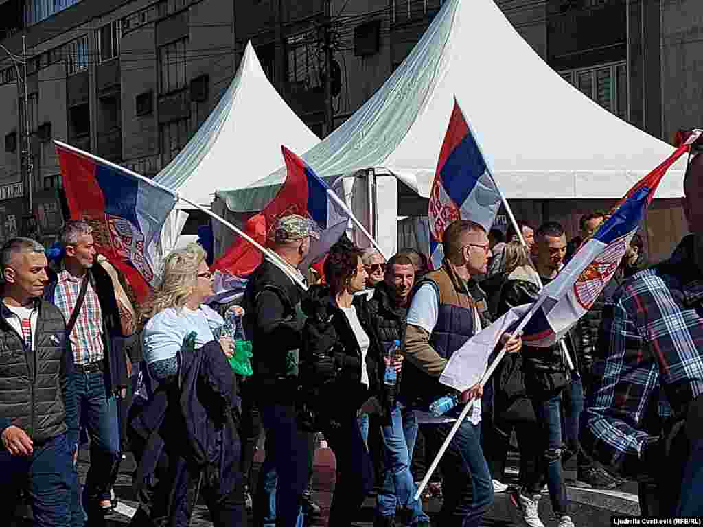 Na mestu gde je miting naprednjaka održan od ranog prepodneva su bili postavljeni brojni šatori i štandovi.