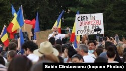 Imagine de la un protest din luna iulie al susținătorilor teoriei conspirației potrivit căreia nu există Covid 19