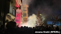 Pirotehnika ispred Filozofskog fakulteta u Novom Sadu na antivladinom protestu, 5.9.2025.