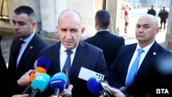 Президентът Румен Радев говори пред журналисти, 1 ноември 2025 г.