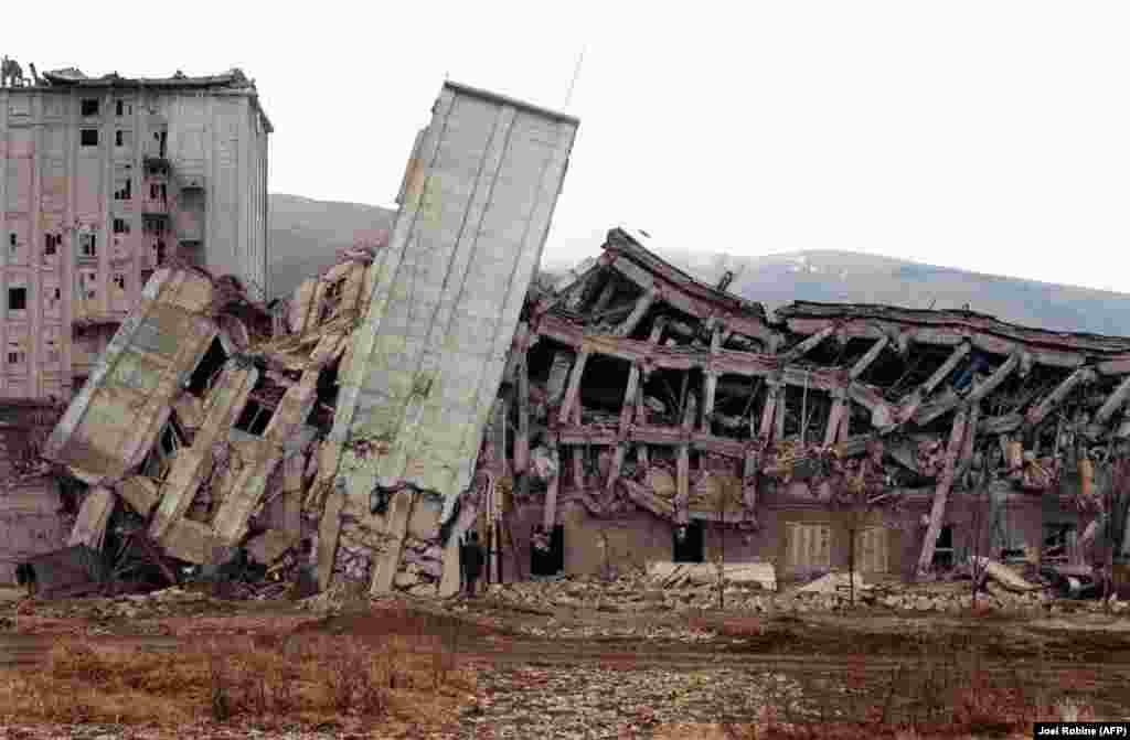 У багатьох будинків тріснув фундамент і перші поверхи, в результаті чого вони почали падати один на одного