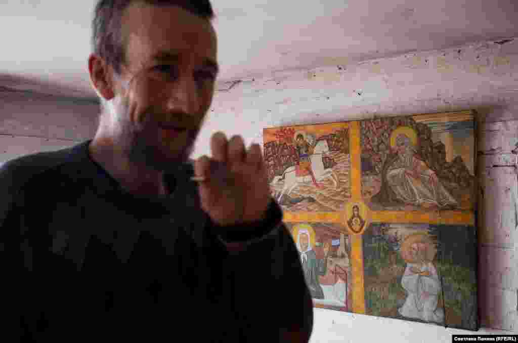 Мастерская Терентьева. На заднем плане – икона с избранными святыми, написанная на сшитом холсте. Иконы художник не продает, картины изредка покупают давние знакомые. Денег на новые холсты, краски и кисти, как правило, нет 