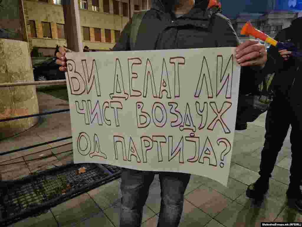 Со десетици транспаренти и пароли &bdquo;Сакаме чист воздух&ldquo;, &bdquo;Сакам да дишам чисто&ldquo;, &bdquo;Здравје и ништо помалку&ldquo;... протестната поворка од повеќе стотини граѓани маршираше низ центарот на Скопје со застанување пред Собранието и собир пред зградата на Владата.