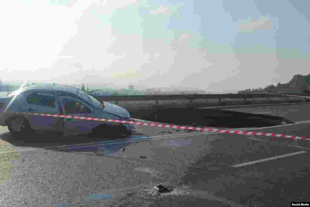 На объездной автодороге Симферополь–Николаевка обвалилось дорожное полотно – автомобиль ВАЗ с людьми провалился в образовавшуюся яму. Шесть человек, в том числе двое детей, погибли. 