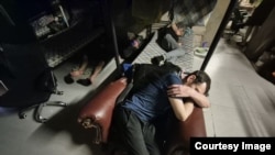 სარდაფში არიან არა მხოლოდ ყოფილი პატიმრები, რომლებიც ხერსონის დეოკუპაციისას ძალით გადაიყვანეს რუსეთში, არამედ ჩვეულებრივი მოქალაქეებიც, რომლებიც ოკუპირებულ რეგიონებში ცხოვრობდნენ და რუსული პასპორტების აღებაზე უარი თქვეს. 