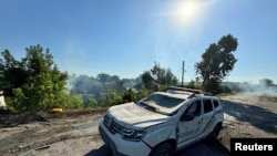 Пошкоджена поліцейська машина на місці російського ракетного удару в селі Буди, Харківська область, Україна, 13 липня 2024 року. Фото ілюстративне