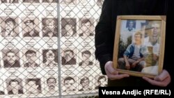 Državni organi ovog društva, gotovo nikad, sem izuzetaka, nisu pokazali spremnost – suočavanje sa odgovornošću visokih policijskih i vojnih oficira za ratne zločine: Vesna Rakić Vodinelić, profesorka prava (na fotografije: slike nestalih lica sa Kosova)