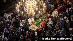 Veliki broj građana u Sabornoj crkvi u Beogradu ispraćao je patrijarha, uprkos epidemioškim merama koje su na snazi