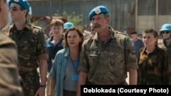 Scena iz filma "Quo Vadis, Aida?", koji je na dodeli "Felix Awards" u večeri 11. decembra 2021. proglašen za najbolji evropski film prošle godine. Priznanje je ponela i reditelja Jasmila Žbanić, te glumica (na slici u sredini) Jasna Đuričić.