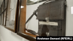 Torba Dževata Jusufija, koji je nestao iz rata na Kosovu, u gradskom muzeju u Južnoj Mitrovici.