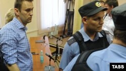 18 июля 2013-го года, Алексея Навального выводят из зала суда в Кирове.