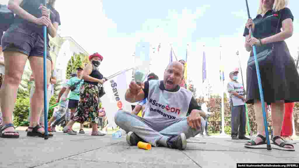 Зрештою пізніше поліція пропустила активістів на площу перед Офісом президента.  