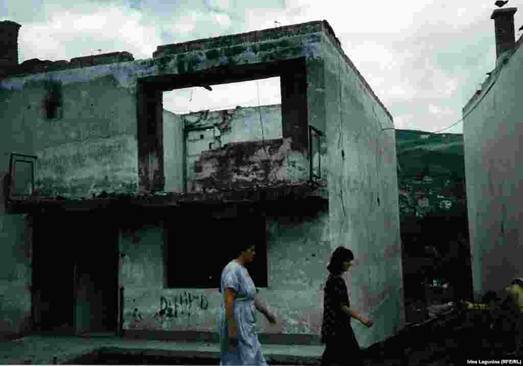 По некоторым улицам можно было ходить, скрываясь за домами. По другим - нет. И таких было большинство. Они носили общее название - "аллеи снайперов".