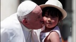 Kolaž slika: Papa Franjo sa vjernicima