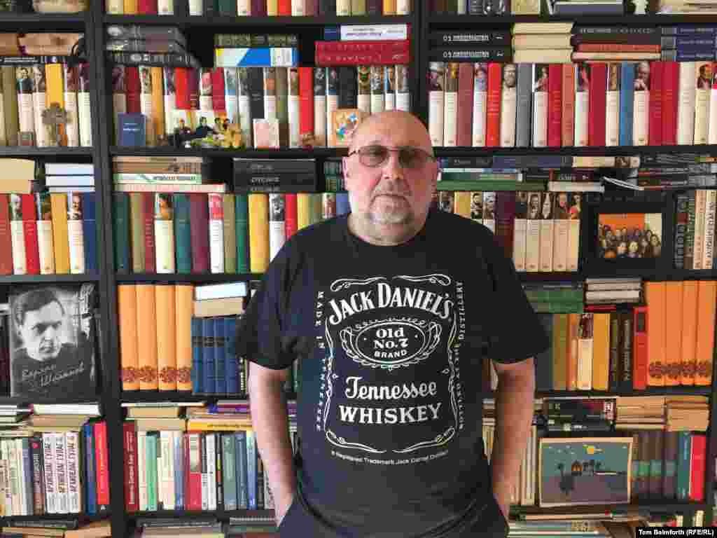 Виктор Шмыров, историк и основатель музея "Пермь-36", обьявил о самоликвидации музея, смирившись с поражением в конфликте, начатом против менеджмента музея властями края: они хотели взять музей на баланс, избавившись от экспозиции, которая рассказывает о репрессиях в СССР