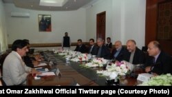 د حنيف اتمر په مشرۍ د افغانستان لوړپوړي امنیتي پلاوي د پاکستان قامي سلامتۍ مشير ناصر جنجوعه سره د لیدو مهال. ۲۷م مې ۲۰۱۸ 