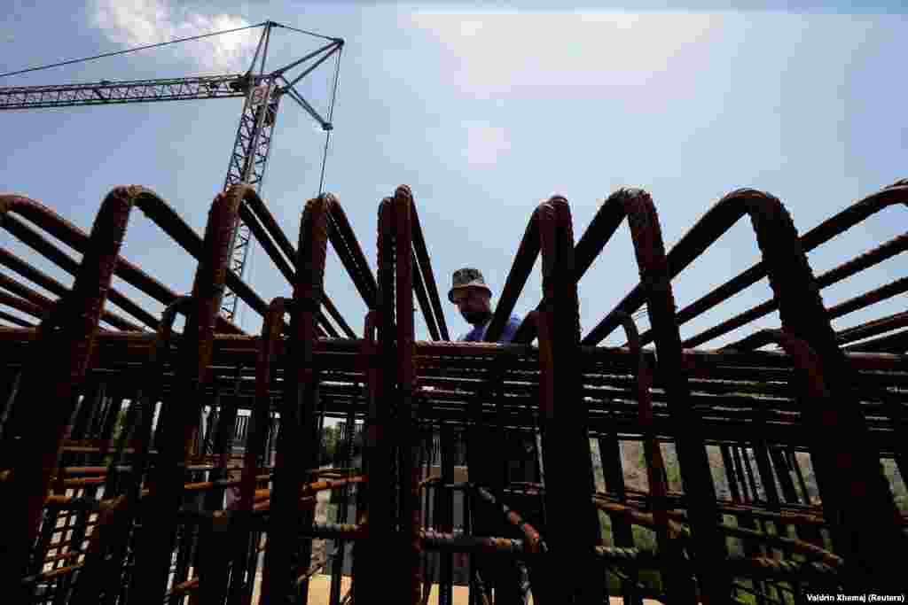 Pavarësisht se është rekomanduar që të shmangen punët e rënda gjatë temperaturave të larta, ky punëtor i ndërtimtarisë ka vazhduar punën në Rahovec. 