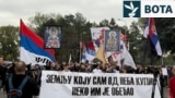 Protestuesit mbajnë një banderolë me një varg nga poema "Kosovo Polje" [Fushë Kosova] nga Matija Beçkoviq, një shkrimtar dhe akademik i njohur për pikëpamjet e tij të krahut të djathtë, Beograd, 11 tetor 2025.