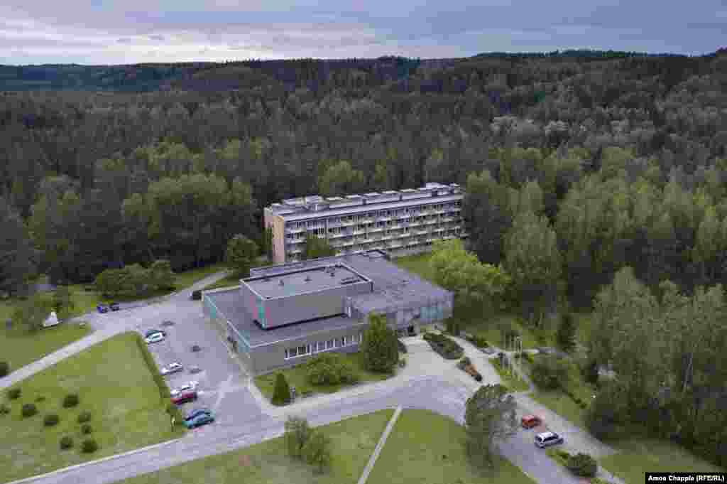 В дебрях латвийского леса советские партийные лидеры построили бункер, в котором намеревались спастись во время ядерной катастрофы. Санаторий Лигатне находится в 75 километрах от Риги. Его закончили строить в 1982 году. И он был предназначен для латвийской советской партийной номенклатуры. 