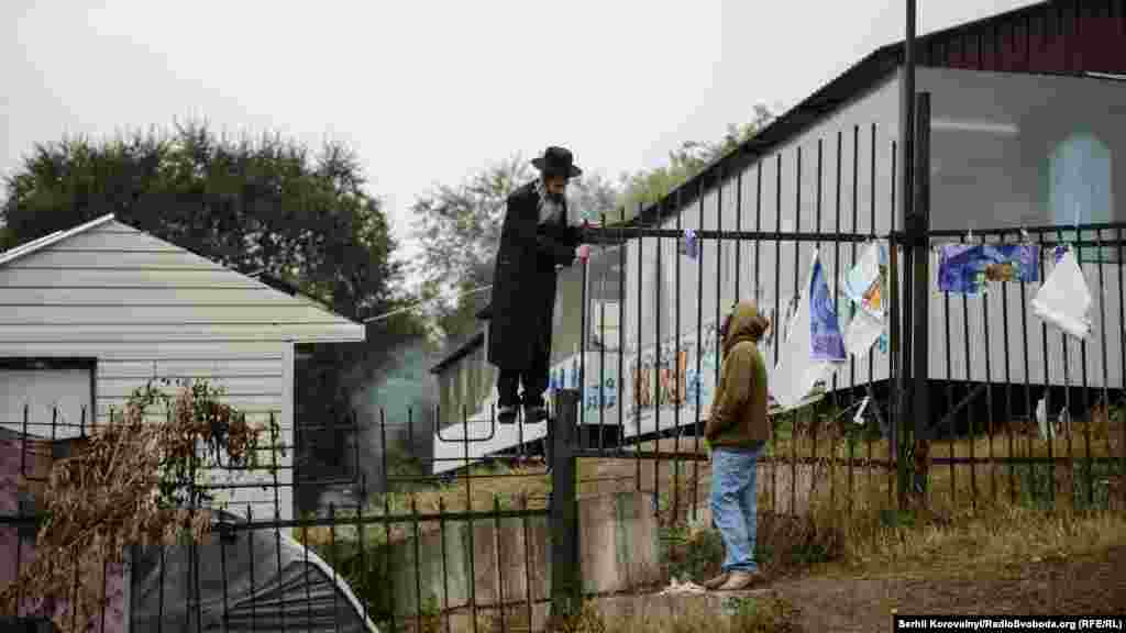 Багато хасидів не можуть дозволити собі знімати житло, адже ціни у місцевих жителів починаються від 300 доларів за ніч (чим ближче до могили – тим дорожче). Деякі живуть у наметах