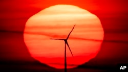 BP predviđa povećanje upotrebe obnovljivih izvora energije. Vetroturbina u Frankfurtu u Nemačkoj, 14. jul 2021.