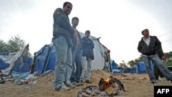 Нелегальні мігранти біля вогнища у таборі «Кале» (відомому серед французів як «джунглі») на півночі Франції, ранок 21 вересня 2009 р.