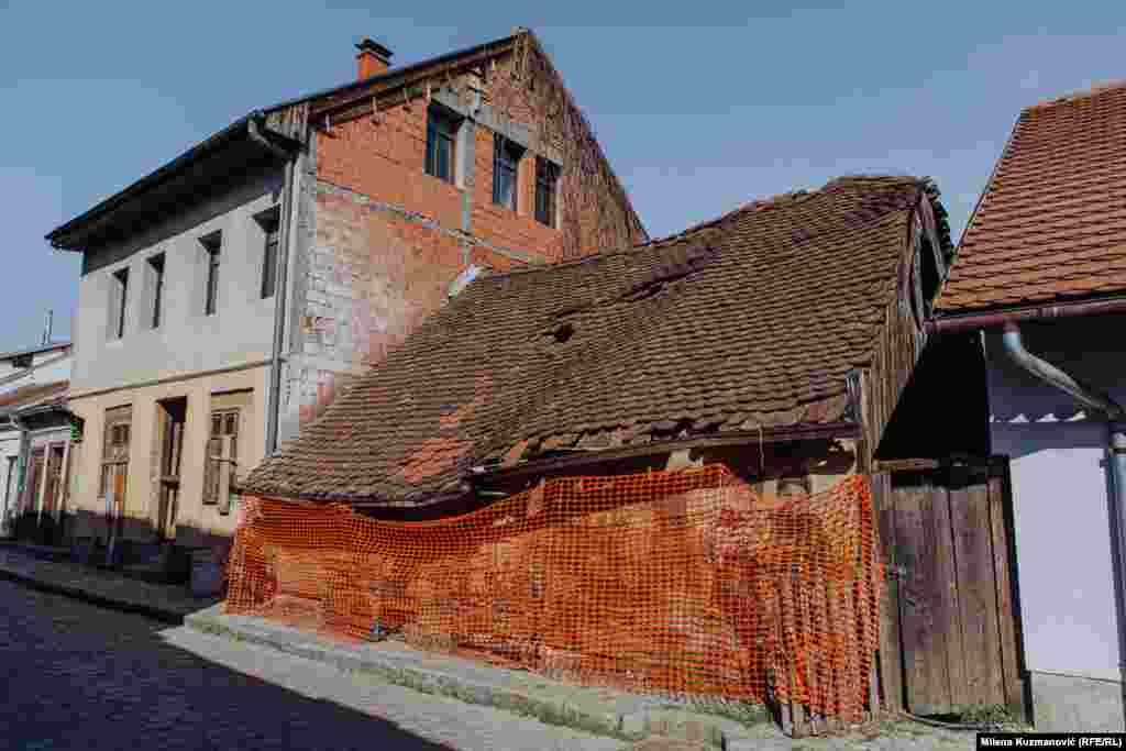 Jedna od najkarakterističnijih zgrada starog Tešnjara i najtipičnija u svojoj vrsti. Kako se radi o veoma staroj, sada napuštenoj kući bondručari, na kojoj nisu izvođeni nikakvi zaštitni radovi, podlegla je zubu vremena i urušila se.