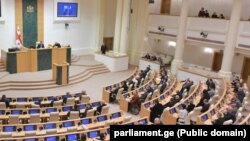 18 თებერვალს კანონპროექტს პირველი მოსმენით განხილვას სულ რაღაც 17 წუთი დასჭირდა. 19 თებერვალს კი მეორე მოსმენით განხილვა 40 წამში ჩაეტია.