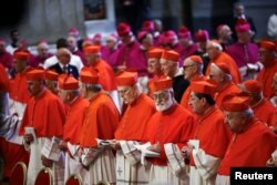 Кардиналы прощаются с папой Франциском